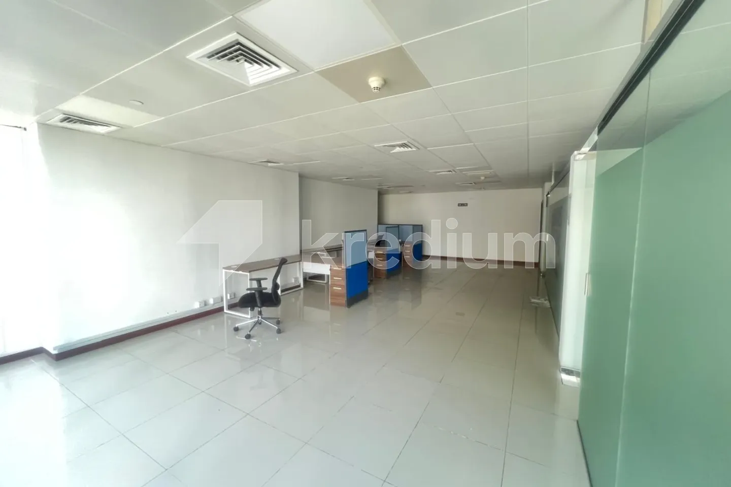 VACANT | FURNISHED | NEAR METRO | MID FLOOR